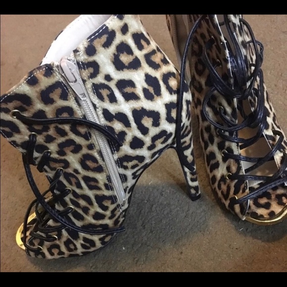Brand New w/ Box Leopard print Ankle booties 8.5 - Picture 2 of 5